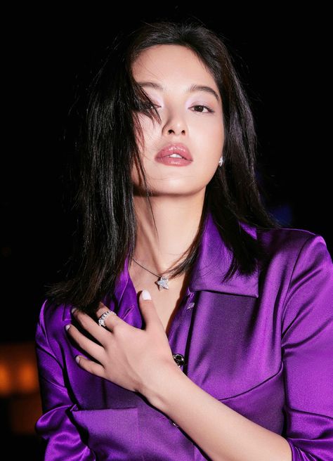 Xin Zhilei, Poses For Photos, Entertainment Industry, Face Claims, Entertainment News, Lei, Photo Shoot, Latest News, Cross Necklace