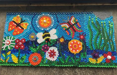 Plastic Bottle Cap Art Murals, Bottle Cap Mural, Bottle Top Art, Plastic Bottle Tops, Recycle Bottle Caps, Bottle Top Crafts, Bottle Cap Projects, Plastic Bottle Caps, Recycled Art Projects