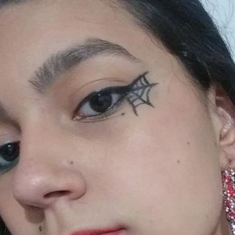 Spider Man Makeup Women Eye, Into The Spiderverse Makeup, Spider Man Makeup Looks, Spiderman Makeup Looks Simple, Spider Man Inspired Makeup, Spider Man Eyeliner, Spider Man Makeup Women, Spider Web Outline, Spiderman Inspired Makeup