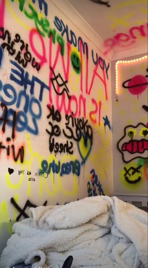 Grafitti Walls Bedroom, Graffiti Wall Room Aesthetic, Graffiti On Bedroom Wall, Grafitti Room Aesthetic, Grafiti Walls Bedrooms, Grafitti Wall Room, Spray Paint Bedroom Wall Aesthetic, Spray Paint Room Wall Art Aesthetic, Spray Paint Room Aesthetic