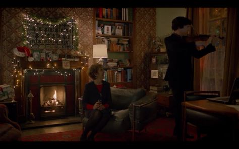 221b Baker Street at the holidays. Twinkly lights make everything better. Screencap from Sherlock. Sherlock Christmas, Sherlock Season 4, Sherlock Series, Sherlock Cumberbatch, Benedict Sherlock, Mrs Hudson, Sherlock Holmes Bbc, Bbc Tv Series, Mark Gatiss