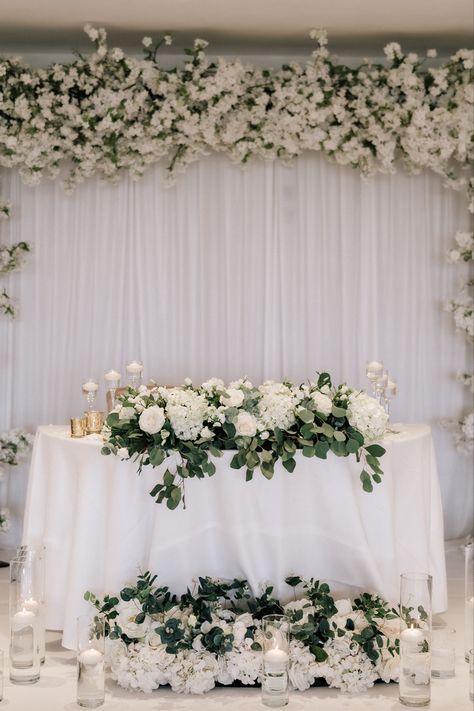 Eucalyptus Wedding Bride And Groom Table, Simple Wedding Bride And Groom, Half Circle Sweetheart Table Wedding, White Green Wedding Backdrop, Couple Backdrop Wedding Reception, White And Green Sweetheart Table Flowers, Emerald Sweetheart Table, Romantic Sweetheart Table Wedding, Sweetheart Table White Flowers