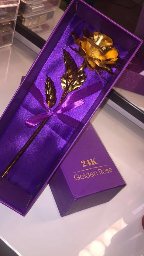 24K golden rose Rosé Snapchat, Gift Ideas Aesthetic, Fake Gifts, Gold Dipped Rose, Rose Gifts, Aesthetic Rose, Self Pictures, Creative Gifts For Boyfriend, Snap Friends