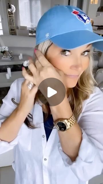 Jill Armstrong / Life & Style on Instagram: "A little must know hat trick. I really like ball caps and wear them quite often. When we go to see our favourite teams, caps are fun, however, It is difficult to find the right fit. They are all so short on
the sides that it looks funny to wear your hair down.  I am pretty fussy about my hats so I thought I would share my trick for finding a great fitting ball cap for the game or just a bad hair day. We all have them 😉❤️

#trending #explore 
#fashiontricks #fashionhacks #trythishack #styletrick #stylehack #trend #hack #foryou #fashionover40 #styleover40 #lifeandstylej" Red Trucker Hat Outfit, How To Wear Caps Women, Ball Cap Outfits For Women, How To Wear A Trucker Hat Women, Baseball Hat Short Hair, How To Wear A Baseball Hat Women, Short Hair Baseball Cap Style, How To Wear A Baseball Hat, Ball Cap Hairstyles