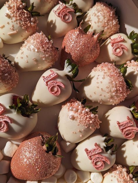 Snack Ideas For Quince, Rose Gold Dipped Strawberries, Quinceanera Strawberries, Treats For Sweet 16 Party, Desert Tables Quinceanera, Desserts For Sweet 16, Quinceanera Dinner Food Ideas, Fancy Party Food Ideas, Sweet 16 Pink And Gold Theme