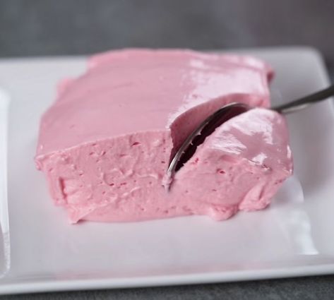 How To Make A Strawberry Jello Dessert Strawberry Jello Dessert, Inexpensive Desserts, Strawberry Jello Salad, Lime Jello Salads, Congealed Salad, Strawberry Fluff, Jello Dessert, Jello Dessert Recipes, Sugar Free Jello