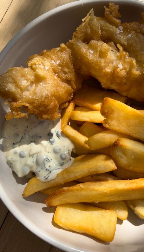 Fish And Chips Aesthetic, La Scala Salad, Scala Salad, Salad And Dressing, Fish And Chips Recipe, The Best Salad, Best Salad, Mushy Peas, Fish N Chips