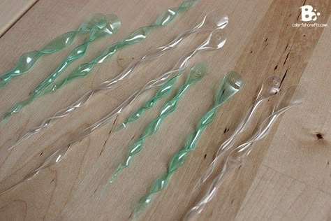 Diy Icicles, Diy Icicle Ornaments, Bottles Diy, Diy Tree Decor, Spool Crafts, Plastic Bottle Flowers, Icicle Ornaments, Christmas Party Themes, Plastic Bottle Crafts