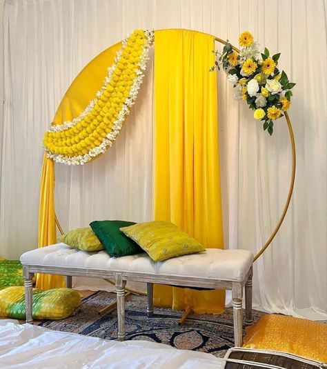 Haldi Wall Decoration Ideas At Home, Mehandi Decoration Ideas At Home, Haldi Decoration Ideas At Home Simple, Mayoun Decor, Simple Wedding Stage, Mehndi Decoration Ideas At Home, Haldi Decoration Ideas At Home, Modern Stone Wall, Mehndi Decoration Ideas