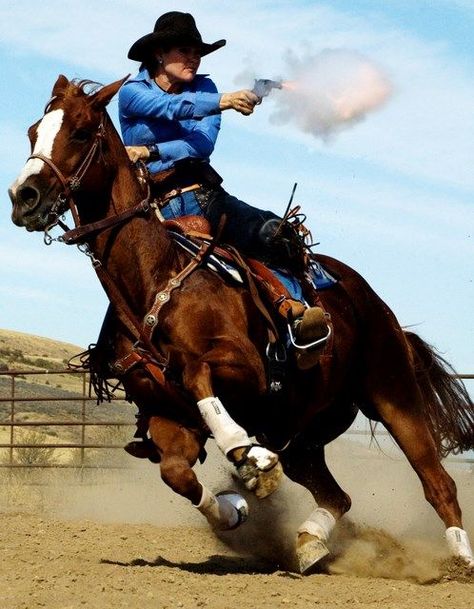 How To Ride A Horse, Ride A Horse, Mounted Shooting, Cowboy Action Shooting, Reining Horses, Galloping Horse, Horse Western, Wilde Westen, Cowboy Girl