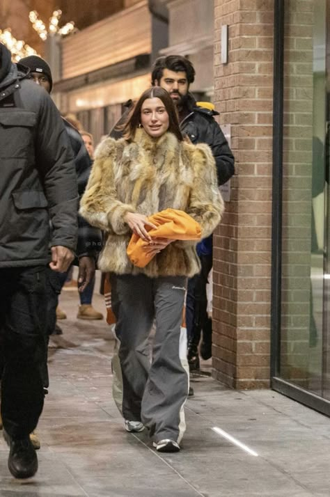 Hailey Beiber Fur Coat, Fur Coat Hailey Bieber, Hailey Bieber Fur Coat, Vintage Fur Coat Outfit, Berlin Outfit Winter, Fox Fur Coat Outfit, Hailey Bieber 2024, Berlin Winter Outfits, Hailey Bieber Winter Outfits