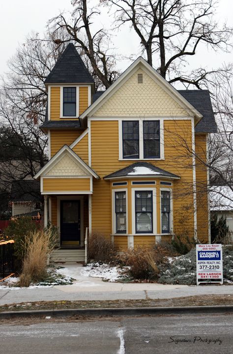 mustard colored house | one. Maybe a little lighter on the mustard color. And sadly our house ... Exterior Paint Colours, Yellow House Exterior, Brown Roofs, House Paint Color Combination, House Ranch, Colonial Exterior, Exterior Stairs, Brown House, Yellow House