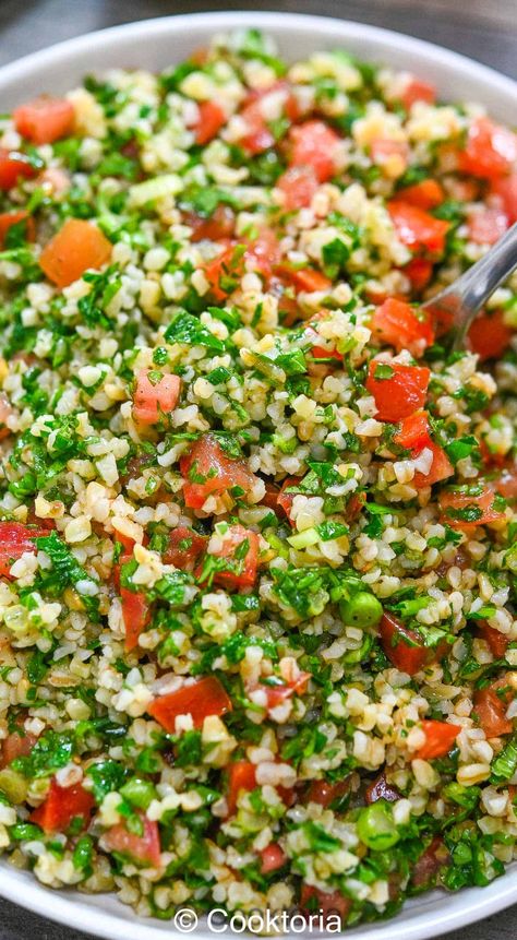 This easy Tabouli Salad Recipe is packed with fresh herbs and vegetables, making it the perfect light and nutritious salad. Try it out for a delicious and refreshing meal! Greek Tabouli Recipe, How To Make Tabouli Salad, Tabouleh Salad Recipe Bulgar, Toubeleh Salad Recipe, Toubouleh Recipe, Tabuli Salad Traditional, Tabule Salad Tabbouleh Recipe, Tabulleh Salad Recipe, Tabouli Salad Traditional