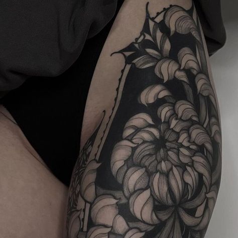 ∙ ❖ 𝔐𝔦𝔩𝔞𝔏𝔬𝔟𝔞 ❖ ∙ on Instagram: "Continued Sinas leg today ♥ one more session for the inner thigh and we’re donee . . . #ornamentaltattoo #minimalistictattoo #traditionaltattooing #mandalatattoo #geometrictattoo #blackwork #blackworkers #blacktattoo #blacktattoos #legtattoo #fulllegtattoo" Blackwork Hip Tattoo, Symmetrical Thigh Tattoos, Tattoo Inner Thigh, Inner Thigh Tattoo, Inner Thigh Tattoos, Flower Hip Tattoos, Tattoos 2024, Full Leg Tattoos, Body Modification