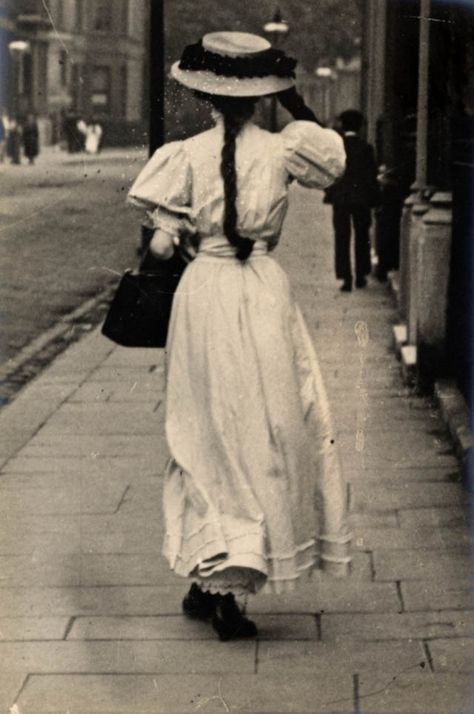 vintage everyday: The Beauty of Edwardian Women – Charming Photos of 'Ladies from the Back' in the 1900s Fashion In London, Vintage Foto's, The Sartorialist, 1900s Fashion, Street Style Blog, Paris Mode, Costume Drama, Photo Vintage, Edwardian Era