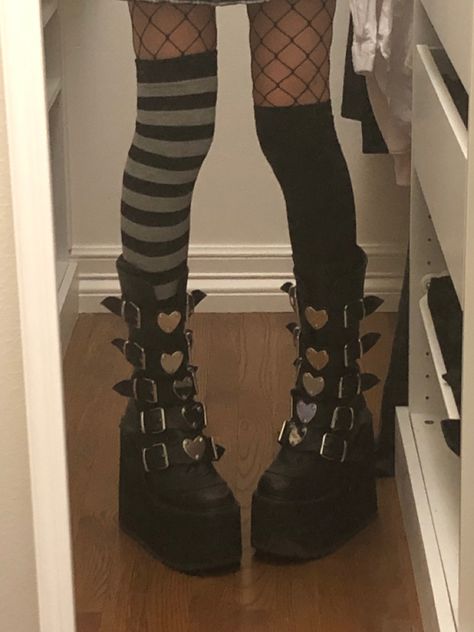 demonia lovesick trinity boots/swing 230 alt aesthetic Demonia Boots Outfit, Demonia Outfit, Trinity Boots, Botas Grunge, Emo Boots, Alt Shoes, Goth Platforms, Demonia Boots, Grunge Boots