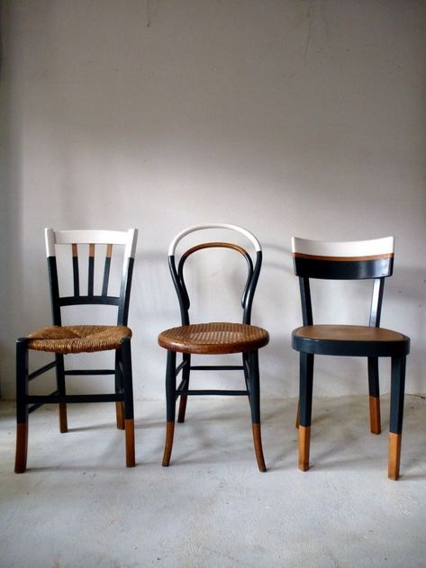 Classic Chairs, Bistro Design, Chairs Kitchen, Wooden Chairs, Classic Kitchen, Chair Makeover, Diy Furniture Renovation, Painted Chairs, Bistro Chairs