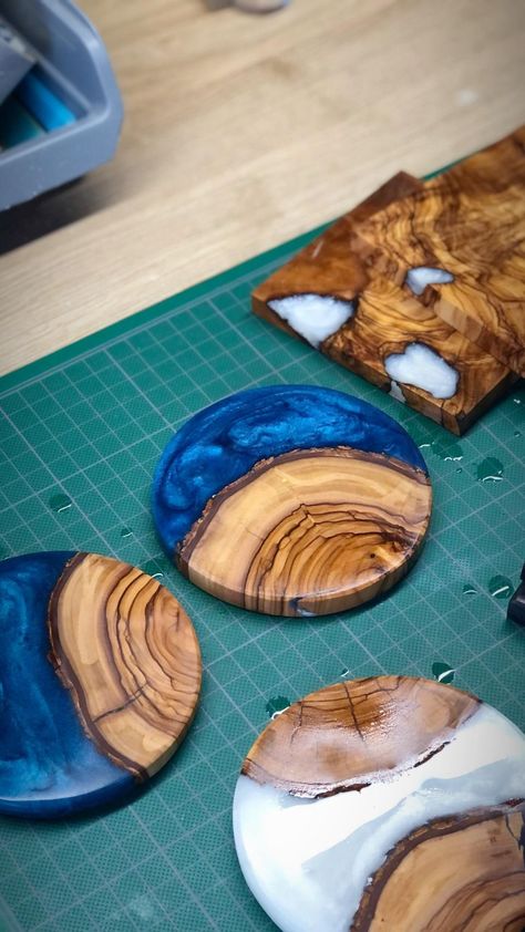 Resin Bowls, Resin And Wood Diy, Resin Crafts Tutorial, Diy Resin Projects, Resin Coaster, Resin Tray, Resin Ideas, Epoxy Resin Wood, Epoxy Resin Crafts