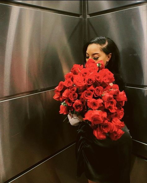 Black dress, Roses, Date Night, 100 roses, Pose, Black Hair, Luxury Date Roses Date Night, Luxury Date, Emma Heming, 100 Roses, Hair Luxury, Buy Myself Flowers, Romantic Aesthetic, Bruce Willis, Red Roses