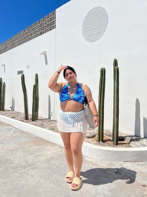 Cute Plus Size Beach Outfits, Bathing Suit Midsize, Bathing Suit Picture Ideas Plus Size, Beach Fits Plus Size, Queer Beach Outfit, Beach Poses Plus Size, Plus Size Beach Photoshoot, Swimming Pool Outfit, Plus Size Posing