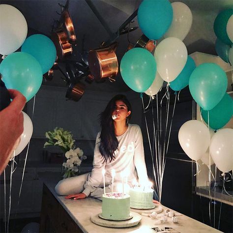 The best celebrity birthday cakes: from Holly Willoughby to Amanda Holden and The Queen! - Photo 18 Selena Gomez Birthday, Selena Gomez With Fans, Birthday Goals, Selena G, Birthday Captions, Birthday Photography, Marie Gomez, 25th Birthday, Teen Vogue