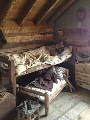 Primitive Bedroom, Primitive Homes, Primitive Furniture, Cabin Interiors, Cabin Living, Country Furniture, Cabins And Cottages, Primitive Home, Cabin Life