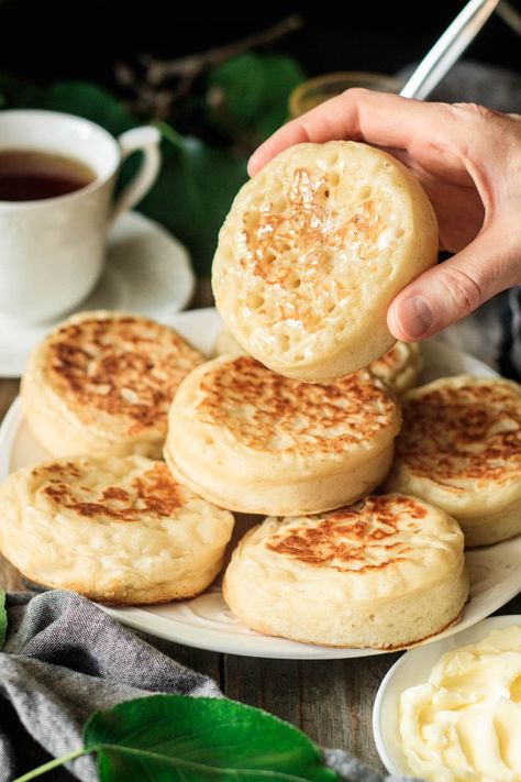 English Pancakes, English Crumpets, Homemade Crumpets, Crumpet Recipe, Homemade English Muffins, Tea Breakfast, Easy English, Pancake Recipe Easy, English Muffins