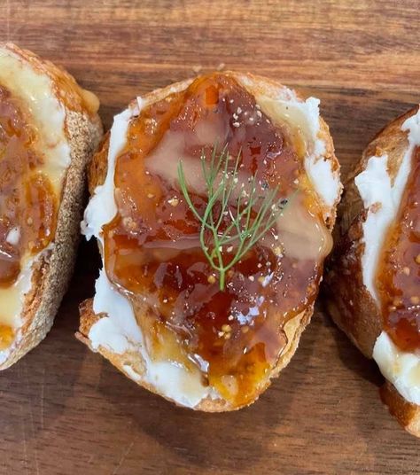 Goat Cheese Fig, Honey Appetizers, Goat Cheese Crostini, Goat Cheese Appetizer, Fig Spread, Goat Cheese Recipes, Appetizers Easy Finger Food, Apples And Cheese, Baked Cheese