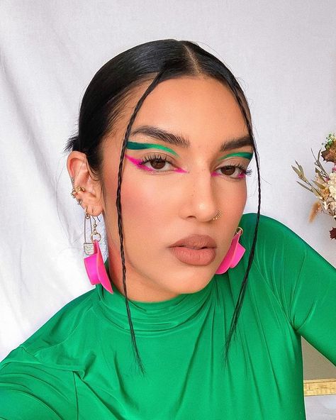 ROWI SINGH⚡️🌻 (@rowisingh) • Instagram photos and videos Indie Makeup Looks, Pink Eyeliner Makeup, Plain Makeup, Natural Makeup Look Tutorial, Looks Hippie, Big Eyes Makeup, Pink Eyeliner, Grey Eyeshadow, Makeup Steps