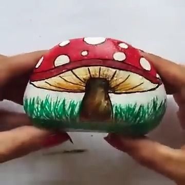 Mushroom Fairy House Painted Rocks, Mushroom Painted Rocks Ideas, Mushroom Rock Art, Mushrooms Painted On Rocks, Painted Rocks Mushrooms, Mushroom Painted Rocks, Mushroom Rock Painting, Easy Mushroom Painting, Painting Mushrooms