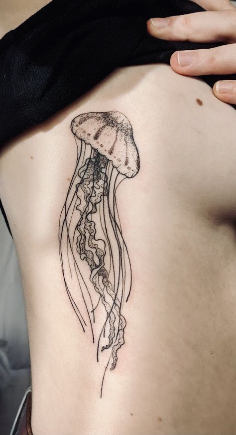 Ocean Stomach Tattoos, Jellyfish Tattoo On Side, Amazing Tattoo Ideas For Women, Jellyfish Side Tattoo, Jellyfish Stomach Tattoo, Cool Jellyfish Tattoos, Deer Tattoo Thigh, Minimalistic Jellyfish Tattoo, Medusa Tattoo Ribs