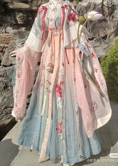 Hanfu Dress Female, China Traditional Dress, Hanfu Gallery, Moda China, Chinese Kimono, Traditional Asian Dress, Ancient Dress, Kostum Cosplay, Chinese Style Dress