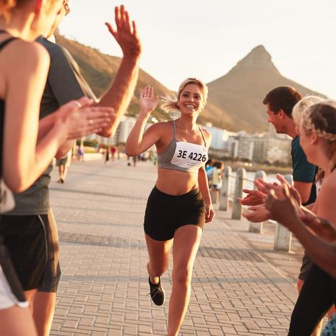 This Is What It Actually Takes to Run a Marathon Marathon Women, Running Magazine, London Marathon, Marathon Training Plan, Marathon Runners, Half Marathon Training, Running Tips, Girl Running, Marathon Running