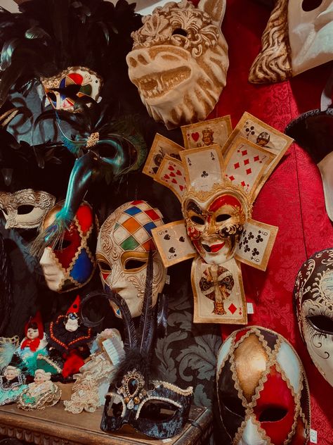 Venice Decorations Party, Venice Themed Party Decorations, Masquerade Event Decor, Dark Masquerade Party Aesthetic, Venice Carnival Party, Carnival In Venice, Venetian Carnival Aesthetic, Venice Carnival Aesthetic, Masked Ball Aesthetic