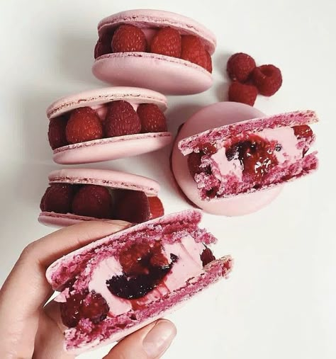 Easy Macaroons, Easy Macaroons Recipe, Raspberry Macaroons, Macaroons Recipe, Macaron Flavors, French Macaroons, Macaroon Recipes, Macaron Recipe, Baking Essentials