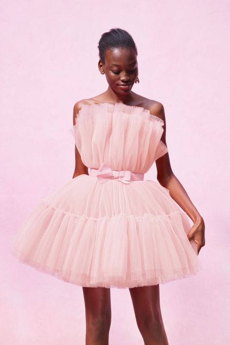 Kendall Jenner's Sold-Out Giambattista Valli x H&M Is Going Back On Sale | British Vogue Hot Pink Tulle Dress, Gaun Tulle, Giambattista Valli Dress, Giambattista Valli Couture, Pink Tulle Dress, Extreme Fashion, Fancy Gowns, Amal Clooney, High Key