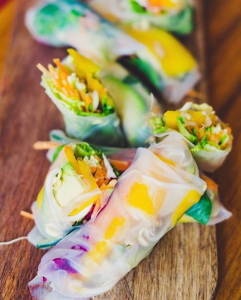 Unicorn summer rolls by  Klara (@klaraslife) Vegetarian Spring Rolls, Homemade Peanut Sauce, Summer Appetizers Easy, Meatless Dishes, Fresh Spring Rolls, Fresh Lobster, Light Food, Easy Summer Dinners, Spring Roll Recipe