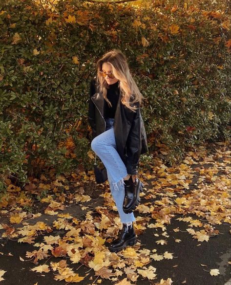 Coat Picture Ideas, Candid Fall Photos, Instagram Pose Ideas Fall, Insta Photo Ideas Fall, Fall Instagram Pictures Aesthetic, Cute Fall Picture Ideas, Fall Ig Photo Ideas, Autumn Photo Ideas Instagram, Autumn Pictures Instagram