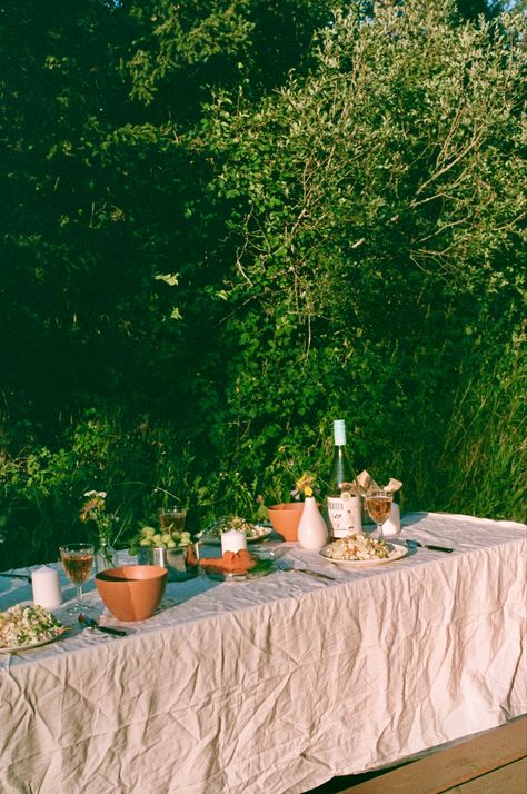 Outdoor Lunch Aesthetic, Outdoor Table Aesthetic, Aesthetic Dinner Party Outside, European Summer Party Aesthetic, Casual Outdoor Dinner Party, Garden Party Italy, Aesthetic Lunch Party, Lunch Outside Aesthetic, Garden Table Aesthetic