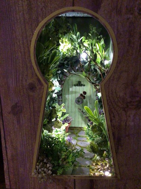 Secret Garden Book Nook, Fairy Garden Book Nook, Alice In Wonderland Booknook, Diy Book Nook Ideas, Alice In Wonderland Book Nook, Alice In Wonderland Diorama, Fairy Book Nook, Book Nook Ideas, Diaroma Ideas