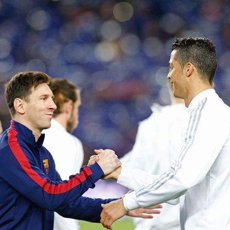 Ronaldo Kneeling Messi, Messi Looking At Ronaldo, Ronaldo And Messi Last World Cup, Messi Vs Modric, Ronaldo Profile, Ronaldo Holding World Cup, Cristiano Ronaldo And Messi, Messi Vs Ronaldo, Lionel Messi Fc Barcelona