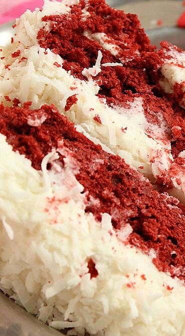 Red Velvet Coconut Cake with Coconut Cream Cheese Frosting Coconut Cream Cheese, Coconut Cream Cheese Frosting, Bolo Red Velvet, Cake With Coconut, Coconut Desserts, Cream Frosting, Monkey Bread, Coconut Recipes, Just Cakes