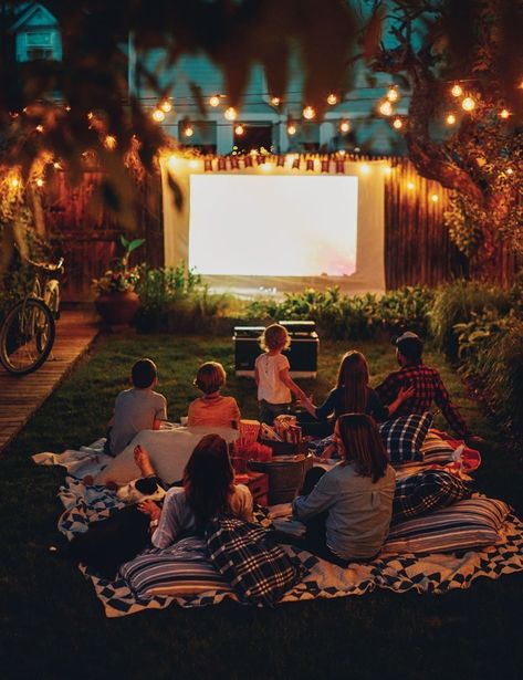 Movie Outside Outdoor Theater, Outdoor Movie Night Aesthetic, Outdoor Theater Ideas Backyards, Outdoor Cinema Backyard, Diy Terrace Decor, Outdoor Theater Ideas, Garden Projector, Movie Night Outdoor, Backyard Movie Night Ideas