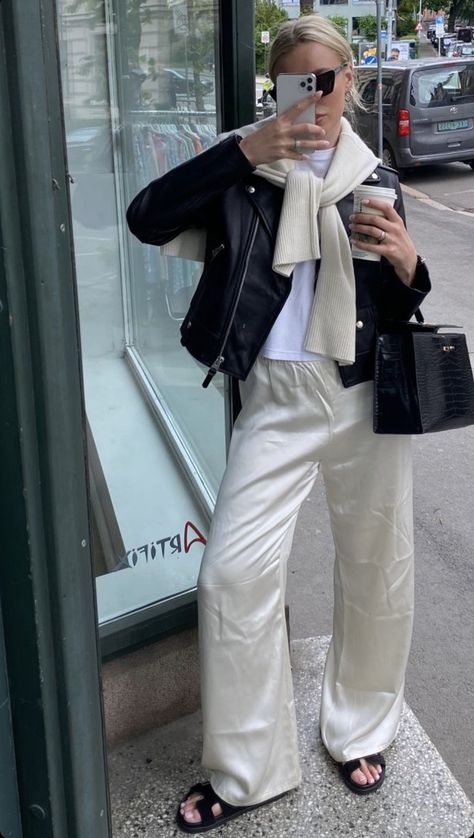 Silky Pants Outfit, Satin Pants Outfit Casual, Ribbed Dress Outfit, Silk Pants Outfit, Satin Pants Outfit, Madrid Outfits, Silky Pants, Thanksgiving Outfit Ideas, Winter Pants Outfit