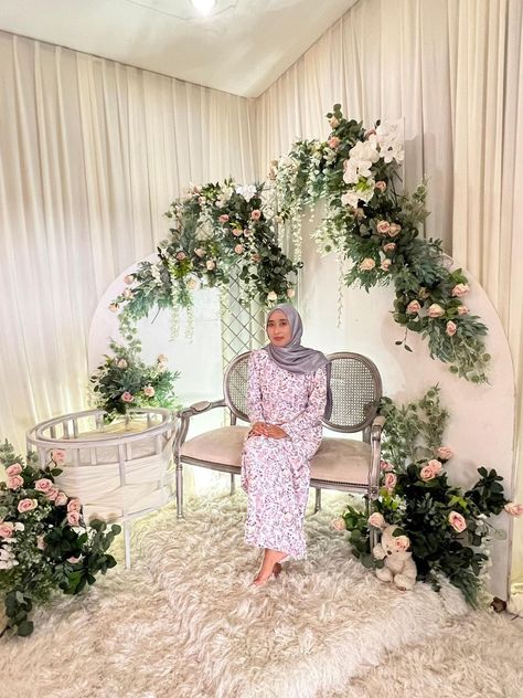 Aqiqah Decoration Simple, Decor Aqiqah, Aqiqah Decoration, Majlis Aqiqah, Mini Pelamin, Backdrop Inspiration, Baptism Decor, Cradle Ceremony, Muslimah Wedding