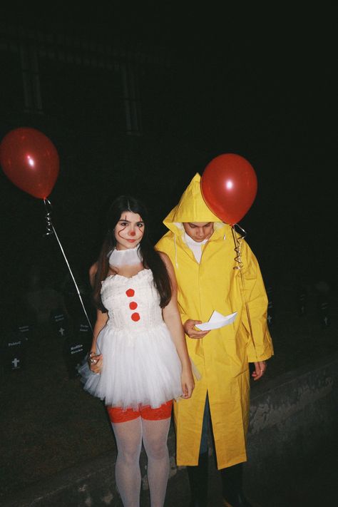 Penny Wise Outfit, Georgie Pennywise Costume, Pennywise Costume Women Diy, Women’s Pennywise Costume, Couple Customes Halloween 2023, Penny Wise Girl Costume, Girl It Costume, Penny Wise Couple Costume, Duo Halloween Costumes Horror