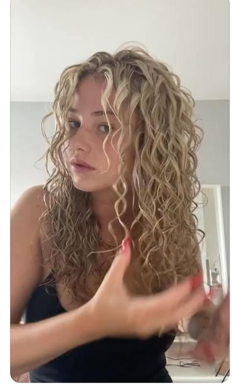 Wavy Hair Routine, Wavy Hair Care, Curly Hair Inspo, Curly Hair Care Routine, Highlights Curly Hair, Curly Hair Tutorial, Blonde Curly Hair, Natural Wavy Hair, Hairdos For Curly Hair