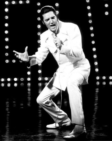 ELVIS - phenomenal finale "If I Can Dream" from the NBC TV Special  (1968) Elvis Presley Records, Elvis 68 Comeback Special, If I Can Dream, Elvis Presley Music, Nbc Tv, Elvis Presley Photos, White Suit, Rock N’roll, Graceland