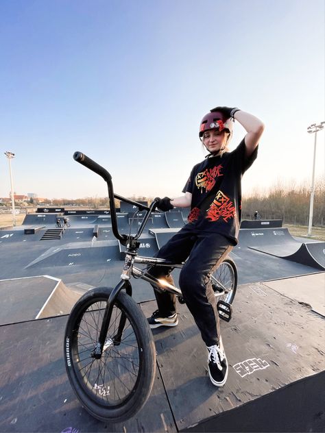 #bmxgirl #bmx #bmxfamily #bmxstreet #bmxlife #bmxpark Bmx Outfit, Bmx Girl, Bicycle Photography, Bmx Street, Photography Men, Lighting Photography, Light Photography, Bmx, Skateboard