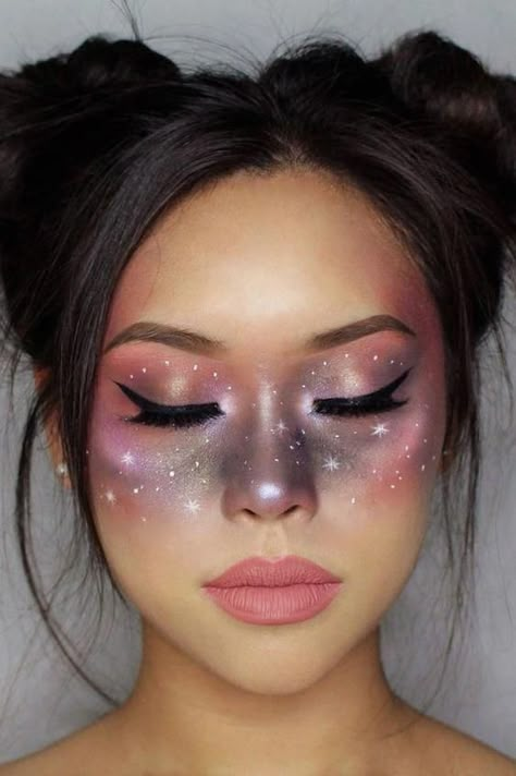 Celestial Makeup Is Up 158% on Pinterest — and It’s Perfect For Halloween #beauty #makeup Celestial Makeup, Pretty Halloween Makeup, Creative Halloween Makeup, Fantasy Make-up, Halloween Make-up Looks, Halloweenský Makeup, Galaxy Makeup, Cute Halloween Makeup, Alien Face